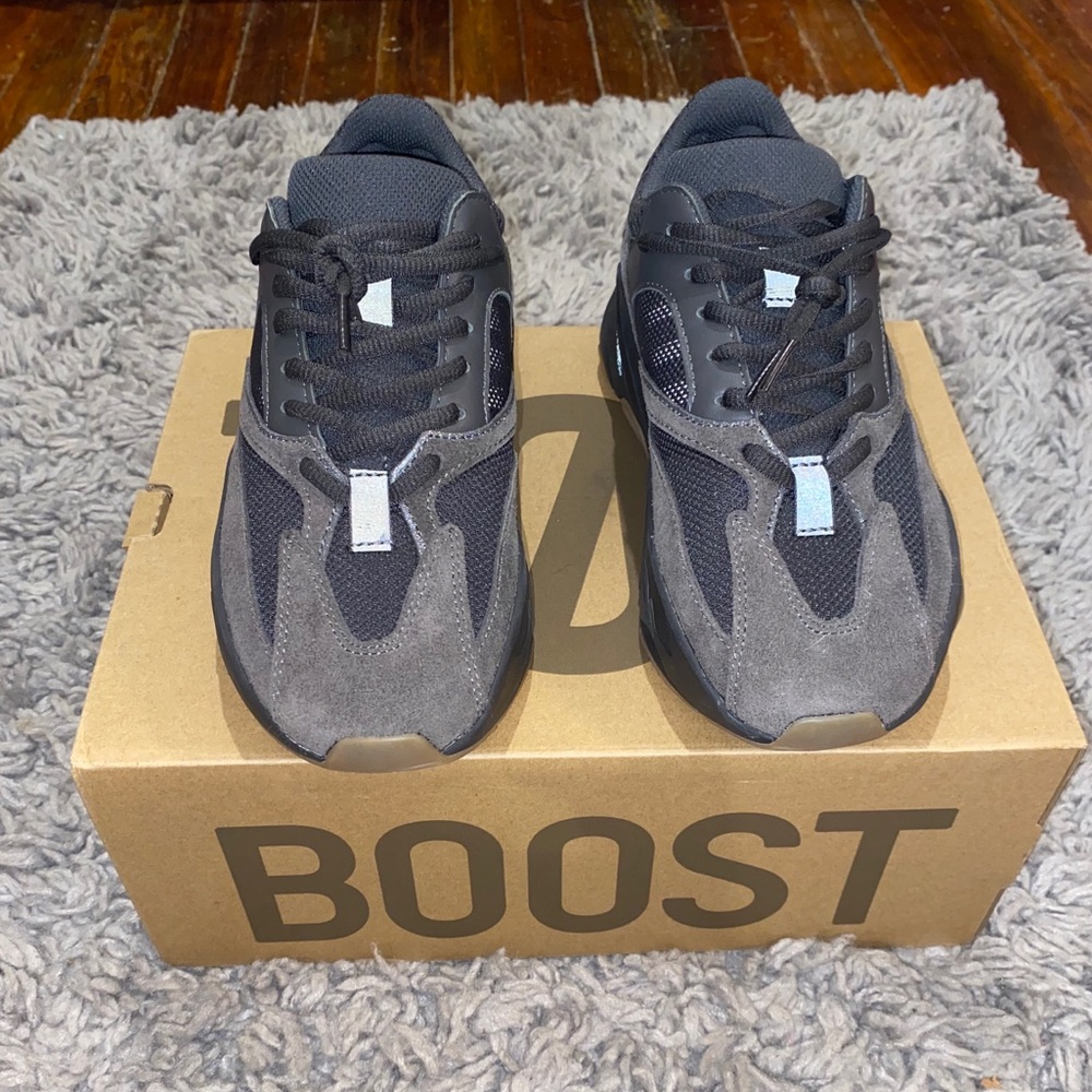 YEEZY BOOST 700